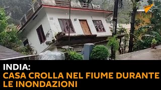 India: casa crolla nel fiume durante le inondazioni