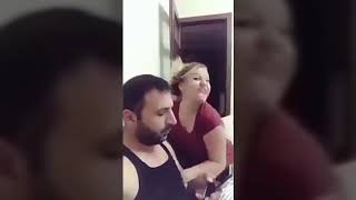Buda teze cıxıb qızlar dişlerini ĝösterir.