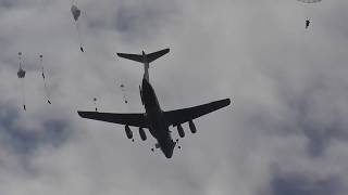 Десантирование из самолета военнослужащих подразделений ВДВ в Ульяновской области