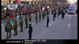 Obama walks to the White House