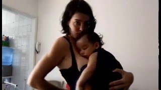 Passando a bebê da amarração canguru na frente para a dupla rede nas costas sem acordar