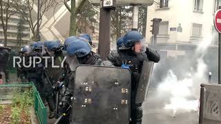 France: Scuffles and clashes mark Yellow Vests protest in Paris