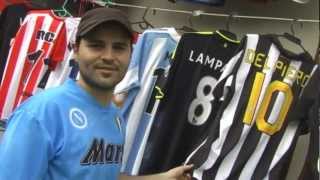 Un cucuteño coleccionista de camisetas