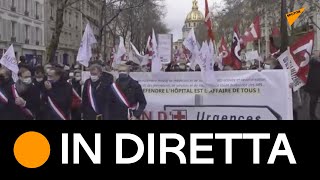 Parigi: protesta degli operatori sanitari