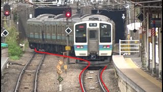 ポイントをクネクネと曲がりながら相模湖駅を出発する中央本線下り211系