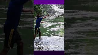 Jaring Ikan di sungai yang Jernih