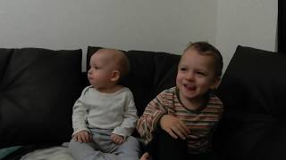 Дети смешно чихают. Чихают вместе / children sneeze / 재채기 / 打喷嚏了