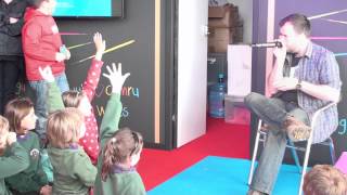 Ed Holden, gwers 'Beat Box' ar faes Eisteddfod yr Urdd,2012.
