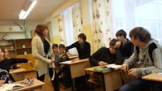 Девушка бьёт парня.