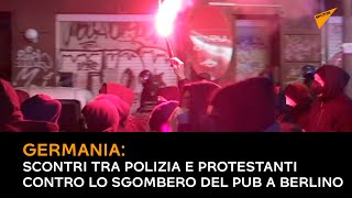 Germania: scontri tra polizia e protestanti contro lo sgombero del pub a Berlino