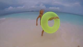 Красивые девушки в бикини  ⁄  Мальдивы / Beautiful girls in bikinis