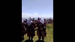 yöresel kıyafetler ile düğün halayı çeken kadınlar