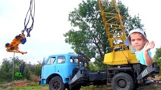 Настоящий Подъемный Кран Работаю с Дедушкой Видео для Детей | Andrew