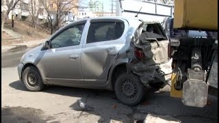 Автокран повредил две иномарки и ворота хабаровской строительной фирмы.MestoproTV