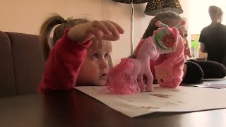 Амелька идёт гулять с мамой и старшей сестрой.  ( подписана на miss katy )