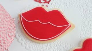 How to Outline and Fill in Cookies with Royal Icing