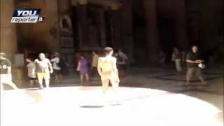 Entra completamente nudo al Pantheon: nude man in Roma @ Pantheon