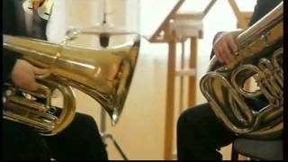 Стеклодув против тубиста (Glass-blower against the tuba player)