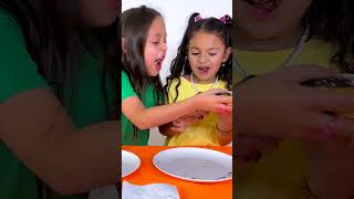 MIS HERMANITAS PRUEBAN COMIDA GIGANTE VS MINI !!