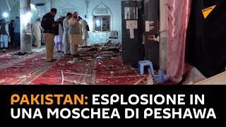 Pakistan, esplosione in una moschea di Peshawar: almeno 30 morti e decide di feriti