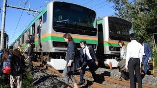 立ち往生のJR宇都宮線車内　私服姿のＪＲ職員が協力して乗客を誘導　乗り合わせた朝日新聞の記者が取材