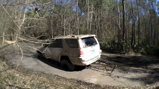 Jeep Commander Overland vs Nissan Pathfinder recovering a stuck 4runner