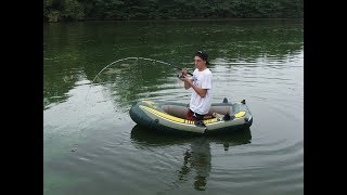 Pesca de CARPA GIGANTE en BOTE DE INFLABLE