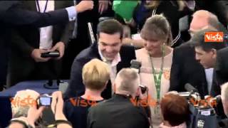 STRASBURGO TSIPRAS ACCOLTO DAGLI ABBRACCI DEI LEADER DELLA SINISTRA EUROPEA
