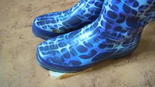 Gummistiefel zermatscht Brotstück  Rubber boots crushes piece of bread
