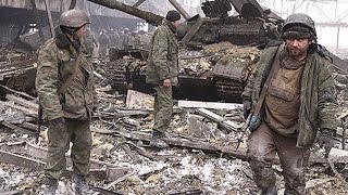 18+ Бойцы ВСУ выносят раненого танкиста ДНР. И это фашисты??? Новости Украины Дебальцево Донецк ДНР