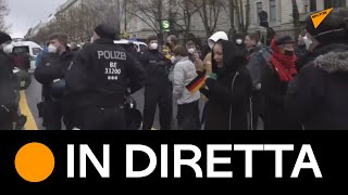 Berlino: proteste contro l'obbligo vaccinale