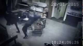 Драка, девушка избила трёх парней / The girl dealt with offenders