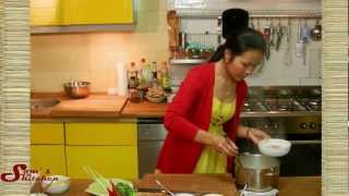 "Tom Ka Gai" oder "Thailändische Kokosmilchsuppe mit Hähnchen, Zitronengras und Galgant"