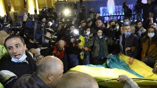 Оппозиции не дали установить палатки у здания парламента Грузии - видео