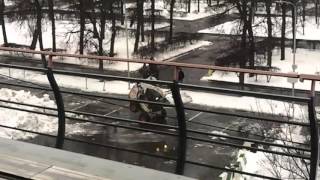 Уборщик делает грязь