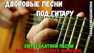 Девушка красиво поет  под гитару.