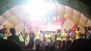 Dangdut hot (buka baju di panggung)