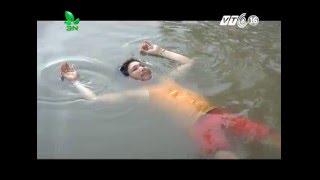 Chuyện lạ: Người đàn ông tự nổi hàng giờ trên mặt nước ở Cà Mau