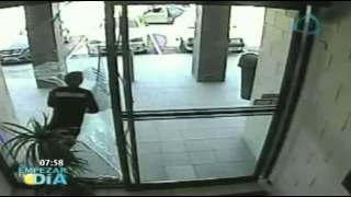 Ladrón se golpea con puerta de cristal al querer escapar// Ladrones estúpidos