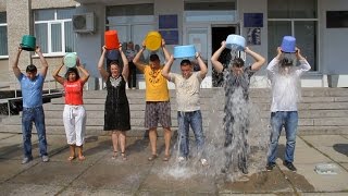 Житомирські чиновники і депутати облилися крижаною водою заради армії - Житомир.info