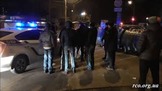 Прилетело яйцо в голову полицейскому.