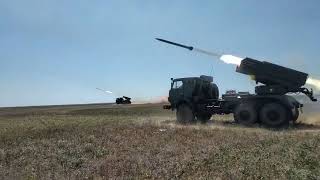 Стрельбы расчетов РСЗО «Град» на полигоне Опук в Крыму