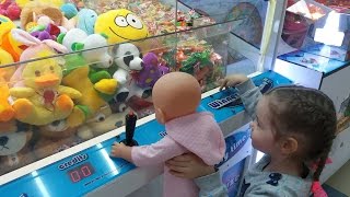 КУКЛА БЕБИ БОН И ЯНА ИГРАЮТ НА ИГРОВЫХ АВТОМАТАХ С МЯГКИМИ ИГРУШКАМИ И КОНФЕТАМИ
