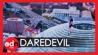 Breathtaking! Climber Scales 33-Storey Skyscraper in Barcelona without Ropes
