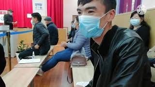 Выборы 2020: В Бишкеке наблюдатели от партии Мекеним Кыргызстан нарушают тайну голосования