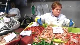 poissonnier avec des gants en caoutchouc bicolore  bleu et jaune