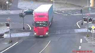 Repubblica Ceca, camion passa sui binari tremendo impatto
