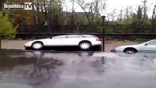 Baltimora Maryland USA Sinkhole inghiotte auto