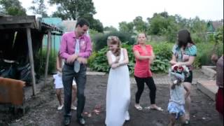 повторить такое невозможно, жених перетанцевал PSY)))