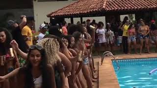 Rick Ralley na Beira da Piscina